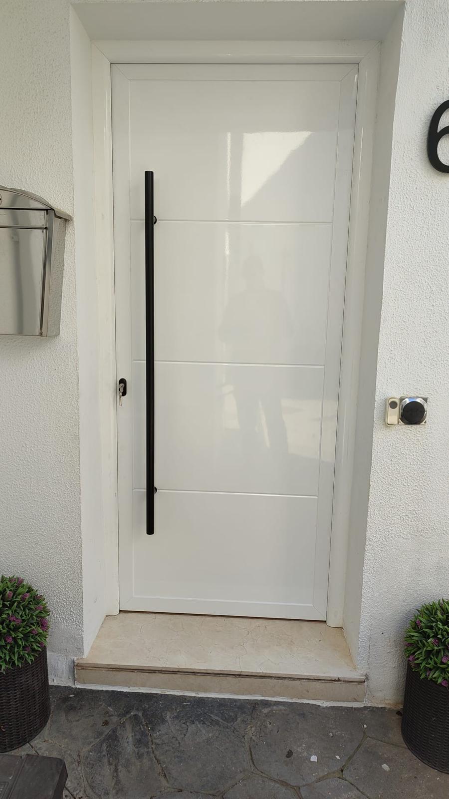 Puerta blanca lacada